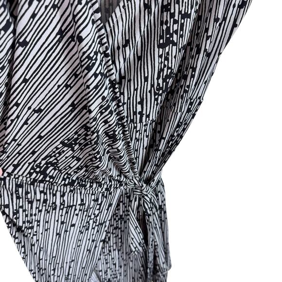 BCBGeneration NWT Black White Short Puff Sleeve Short Stretchy Wrap Dress Size M - Picture 3 of 6